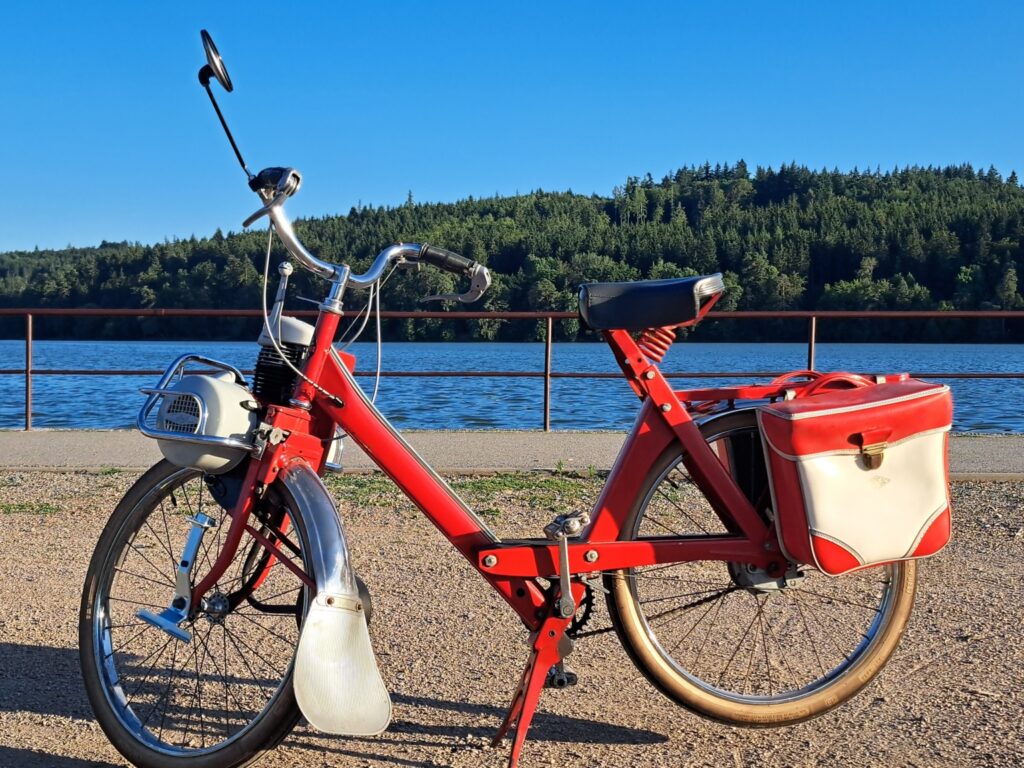 Červený VeloSolex S3800 Super Luxe.