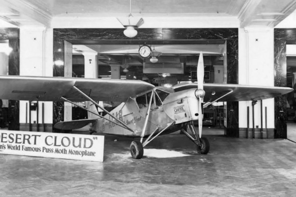 de Havilland DH.80 Puss Moth s imatrikulací G-ACAB.