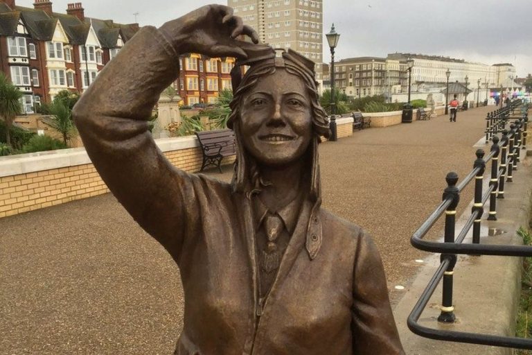 Socha Amy Johnson.