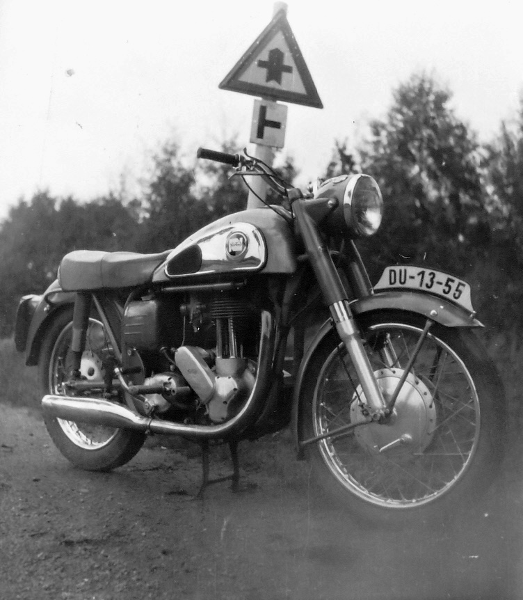Stříbrný britský půllitr Norton ES2, který pro strejdu znamenal symbol znovuzískané svobody.